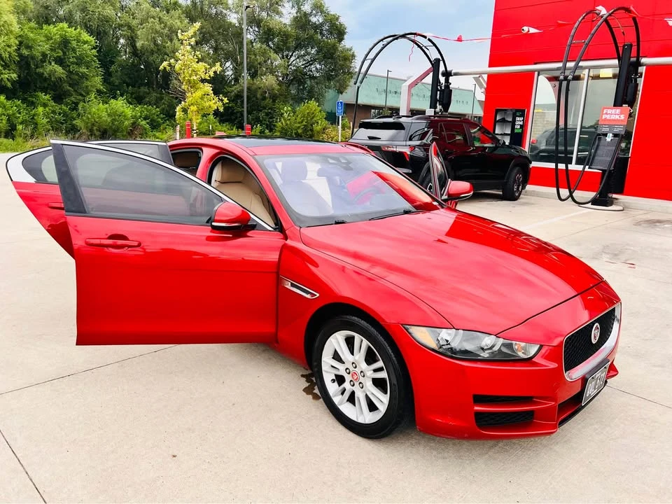2017 Jaguar XE - Image 10 of 15