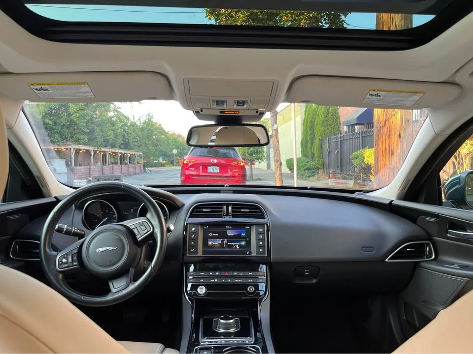 2017 Jaguar XE - Image 10 of 10