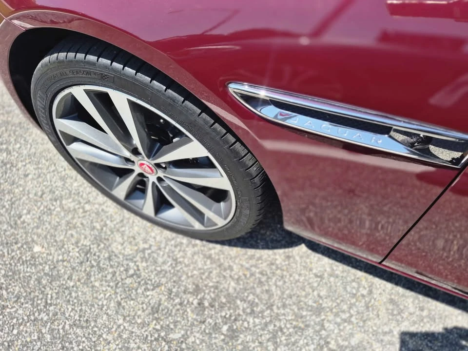 2017 Jaguar XE - Image 10 of 11