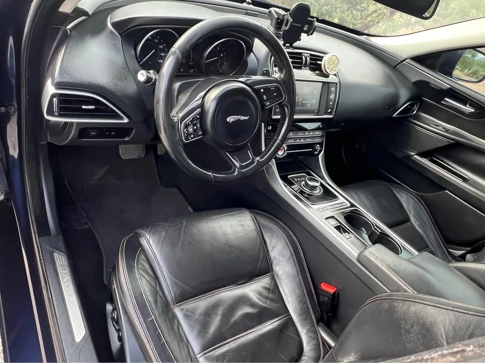 2017 Jaguar XE - Image 5 of 7