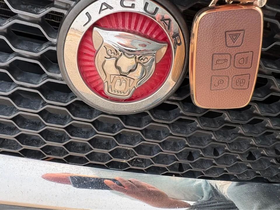 2017 Jaguar XE - Image 18 of 20