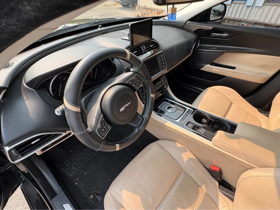 2017 Jaguar XE - Image 11 of 20