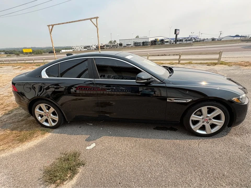 2017 Jaguar XE - Image 9 of 20