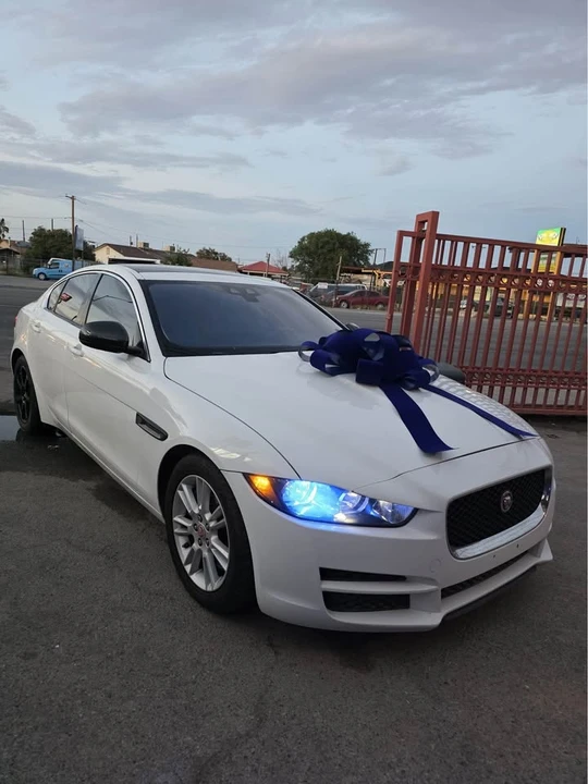 2017 Jaguar XE - Image 5 of 12