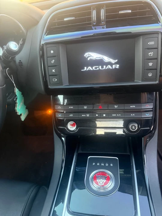 2017 Jaguar XE - Image 7 of 11