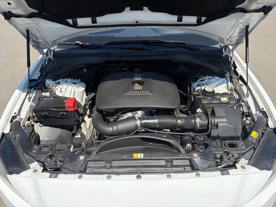 2017 Jaguar XE - Image 18 of 20
