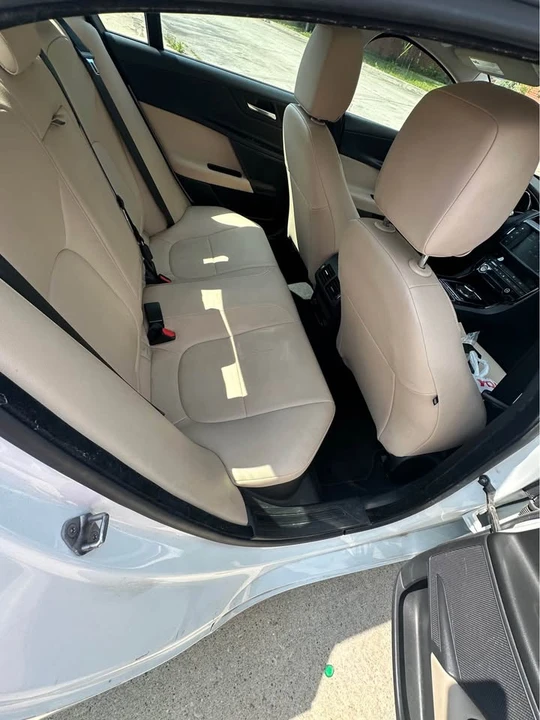 2017 Jaguar XE - Image 6 of 10