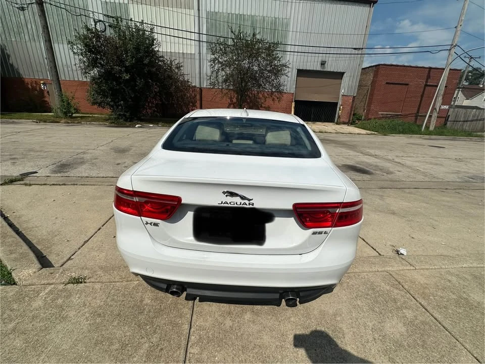 2017 Jaguar XE - Image 5 of 10