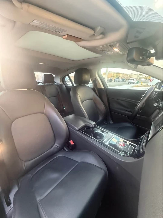 2017 Jaguar XE - Image 9 of 11