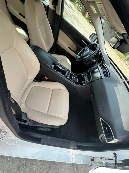 2017 Jaguar XE - Image 8 of 10
