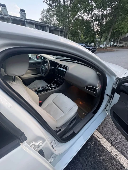 2017 Jaguar XE - Image 6 of 12
