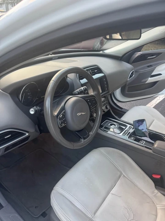 2017 Jaguar XE - Image 7 of 12