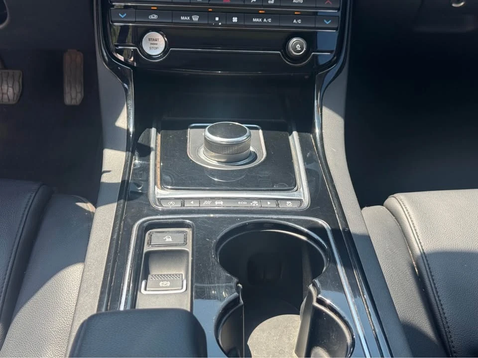2017 Jaguar XE - Image 10 of 15