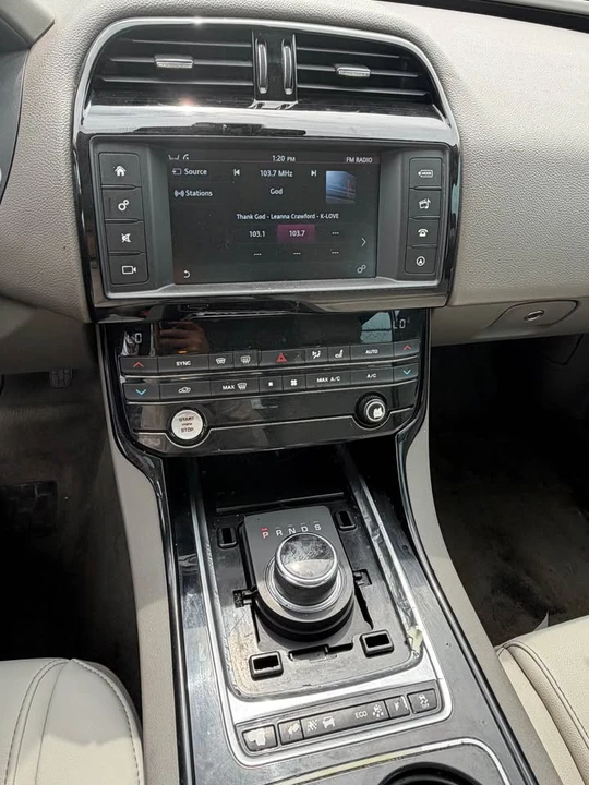 2017 Jaguar XE - Image 5 of 10