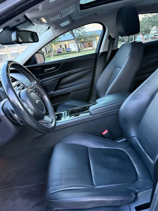 2017 Jaguar XE - Image 10 of 16
