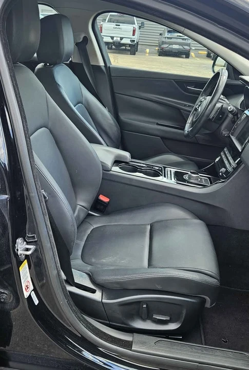 2017 Jaguar XE - Image 10 of 16