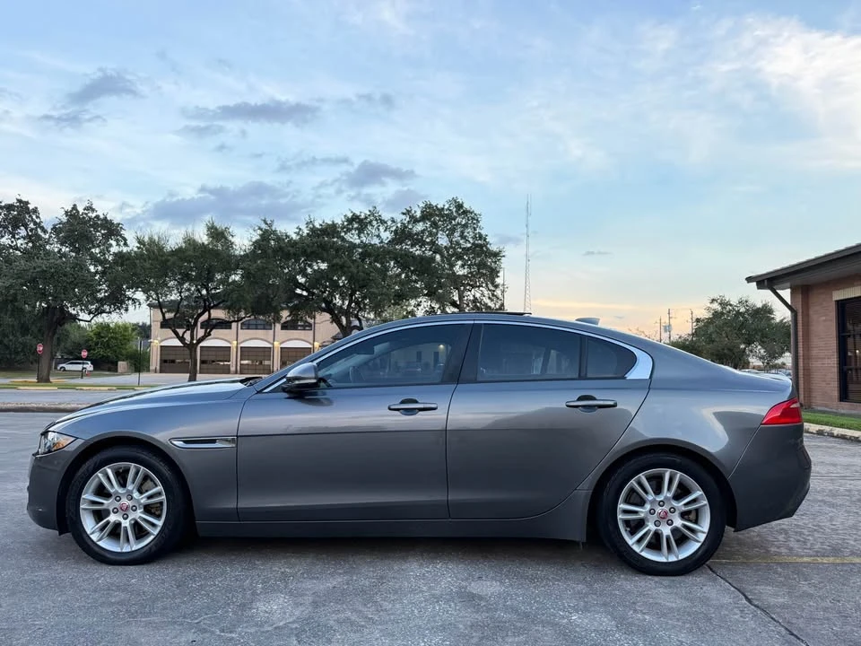 2017 Jaguar XE - Image 7 of 16