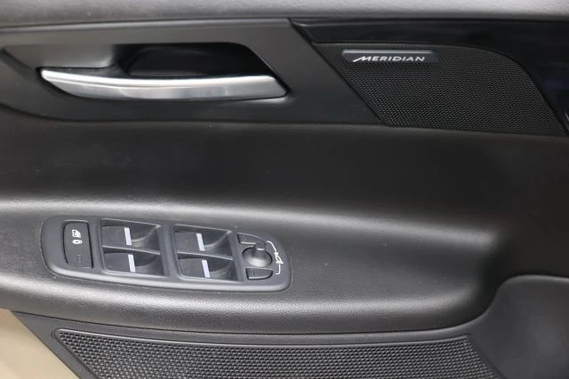 2017 Jaguar XE - Image 11 of 21
