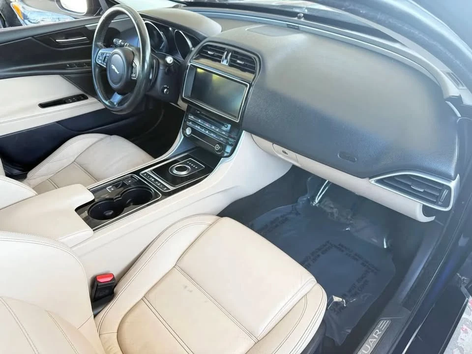 2017 Jaguar XE - Image 11 of 19