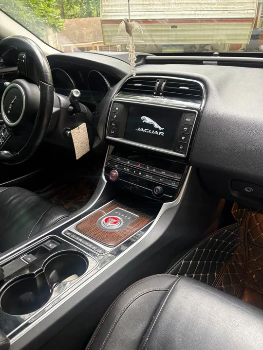 2017 Jaguar XE - Image 7 of 14