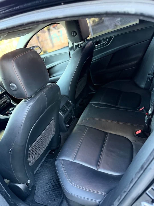2017 Jaguar XE - Image 7 of 12