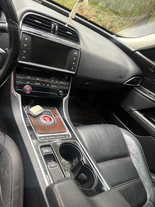 2017 Jaguar XE - Image 4 of 14