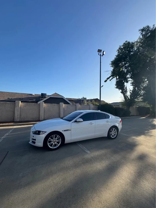 2017 Jaguar XE - Image 4 of 6