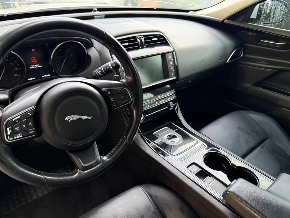 2017 Jaguar XE - Image 9 of 14