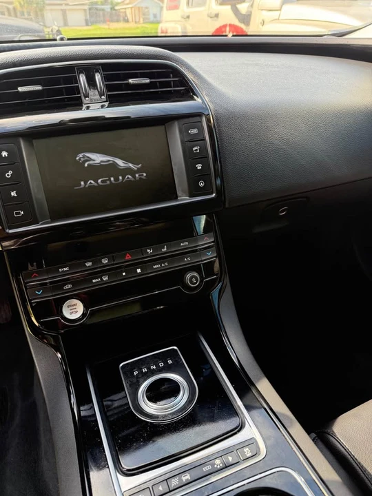 2017 Jaguar XE - Image 6 of 8