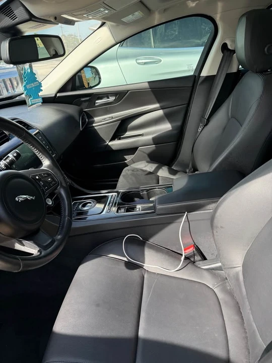 2017 Jaguar XE - Image 5 of 8