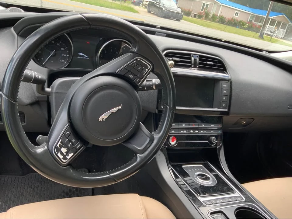 2017 Jaguar XE - Image 9 of 12