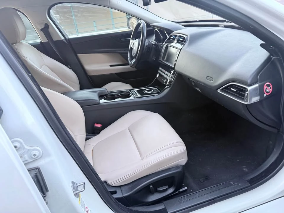 2017 Jaguar XE - Image 4 of 8