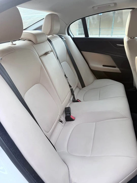 2017 Jaguar XE - Image 5 of 8
