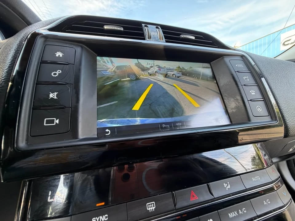 2017 Jaguar XE - Image 17 of 20