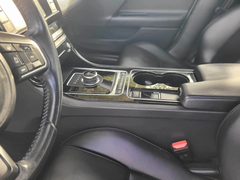 2017 Jaguar XE - Image 9 of 10