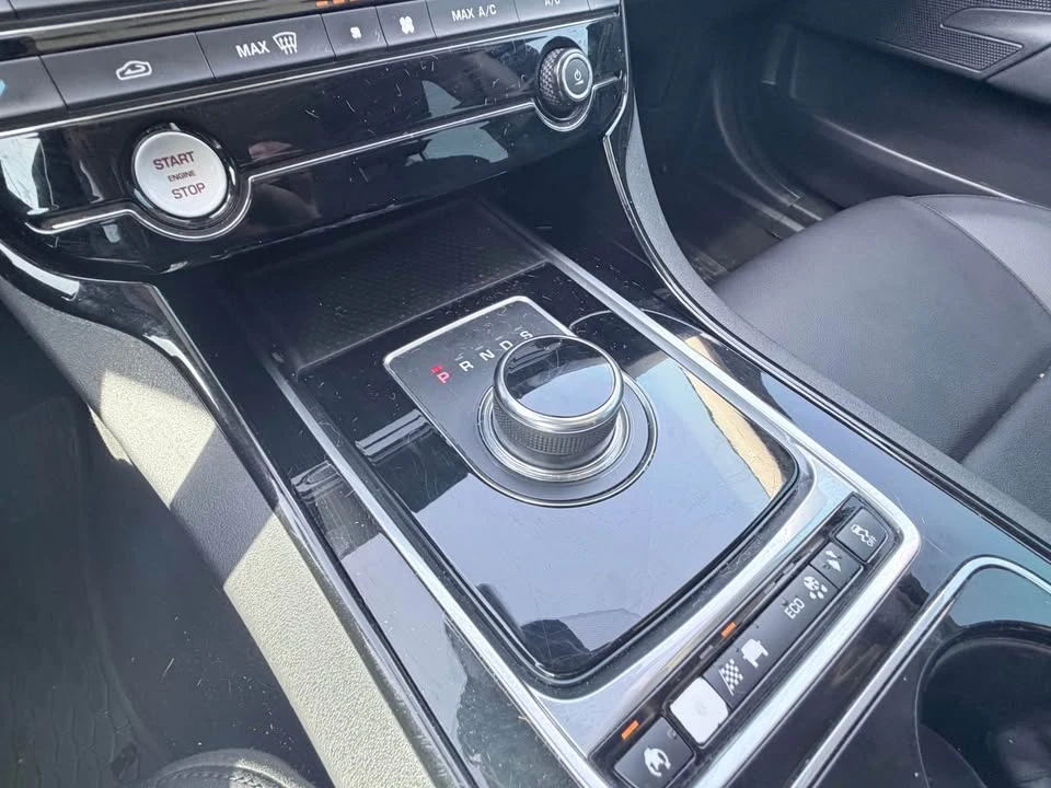 2017 Jaguar XE - Image 10 of 16