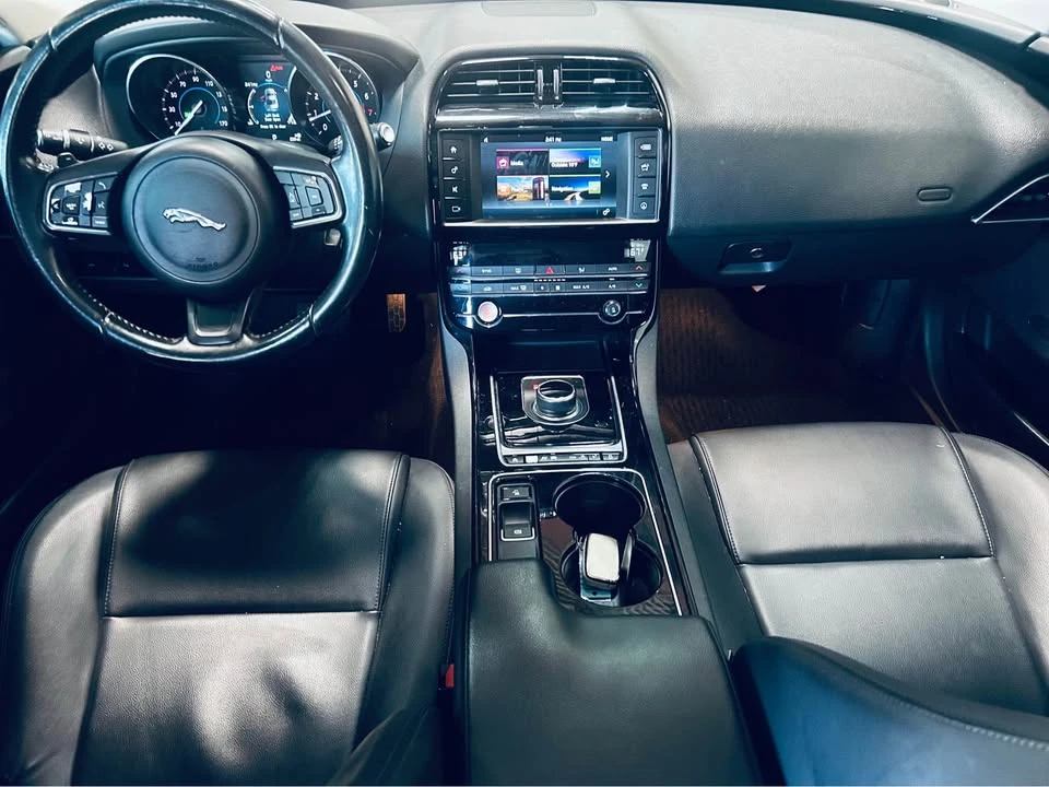 2017 Jaguar XE - Image 6 of 10