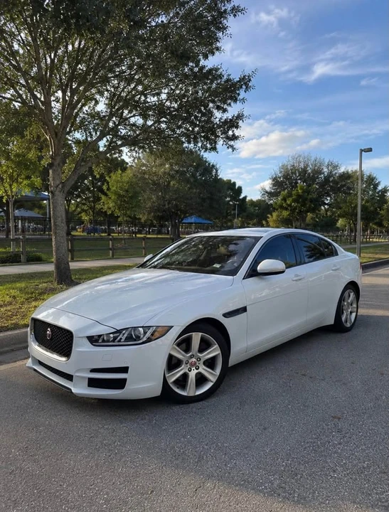 2017 Jaguar XE - Image 4 of 5
