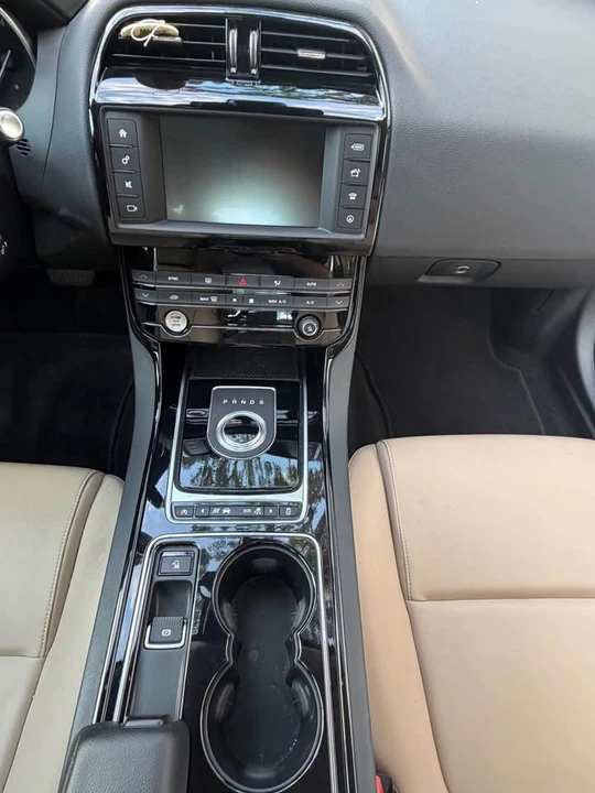 2017 Jaguar XE - Image 10 of 12