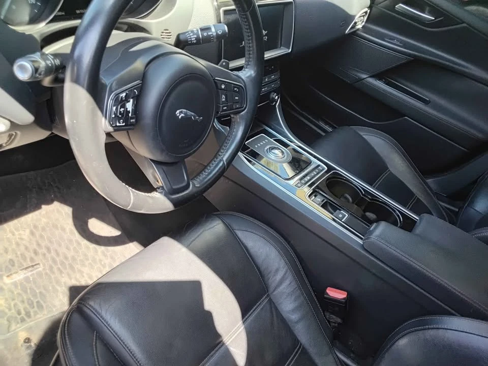 2017 Jaguar XE - Image 5 of 7