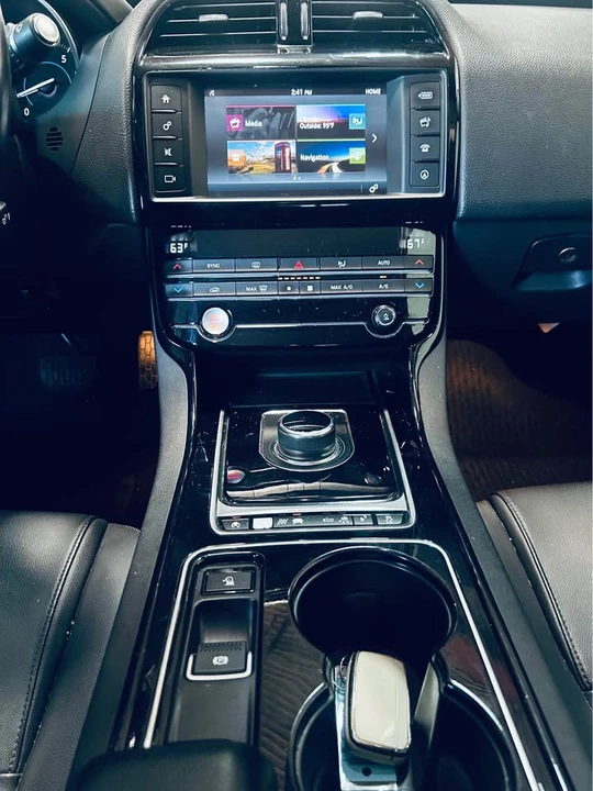 2017 Jaguar XE - Image 10 of 10