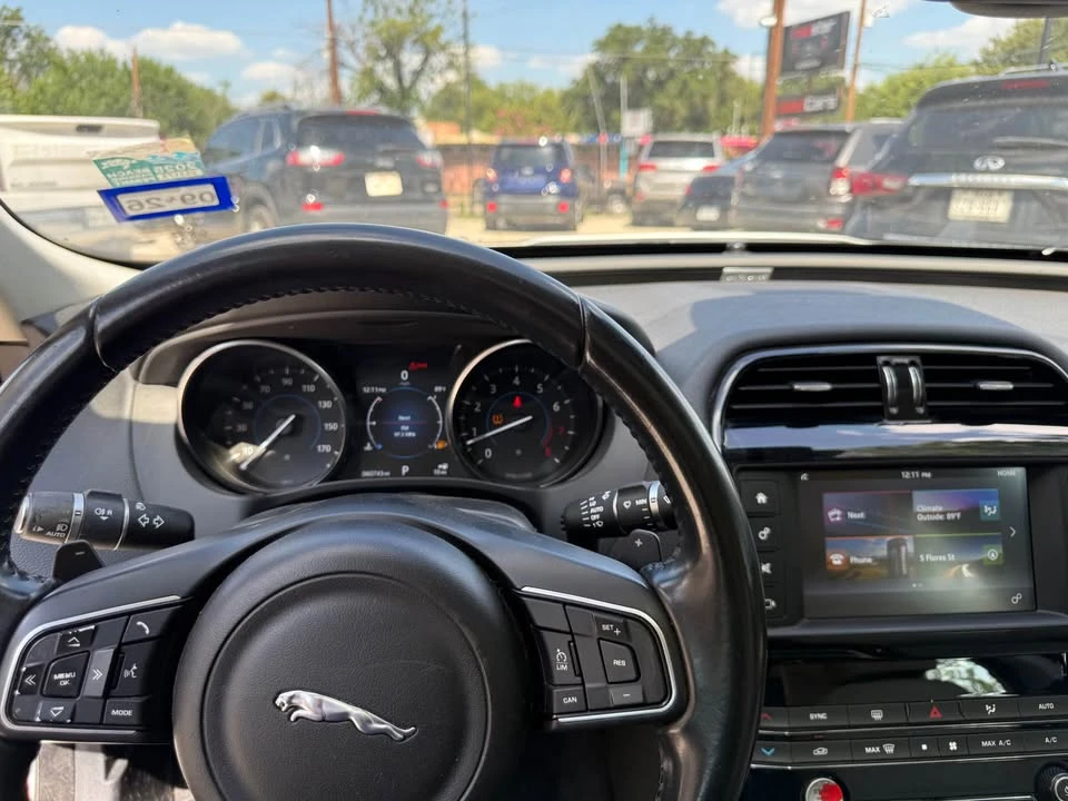 2017 Jaguar XE - Image 10 of 11