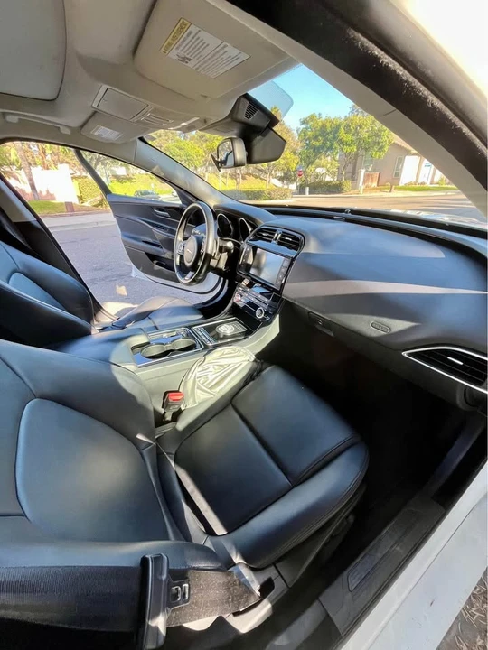 2017 Jaguar XE - Image 5 of 8