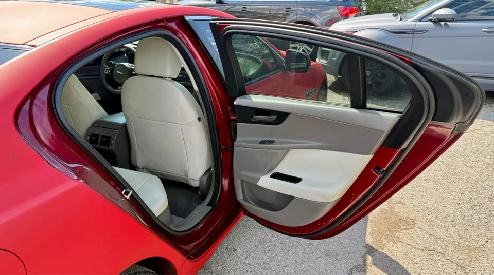 2017 Jaguar XE - Image 17 of 20