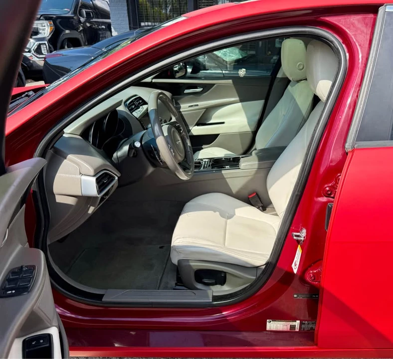 2017 Jaguar XE - Image 7 of 20