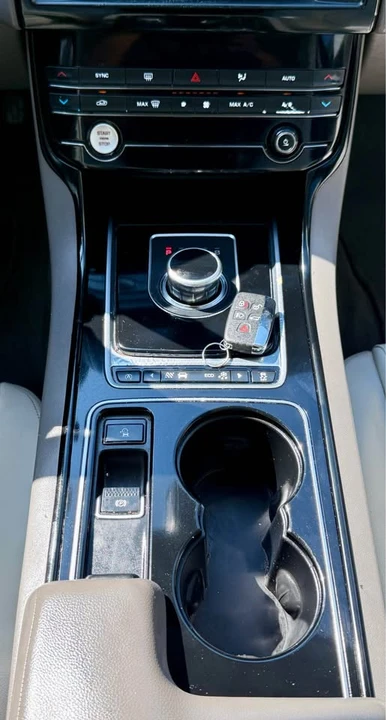 2017 Jaguar XE - Image 14 of 20