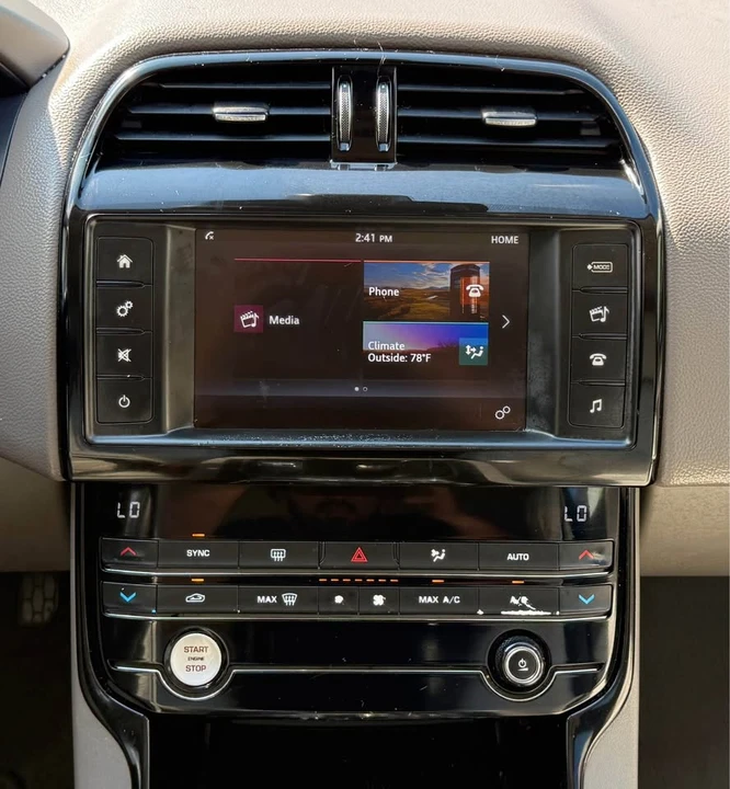2017 Jaguar XE - Image 13 of 20