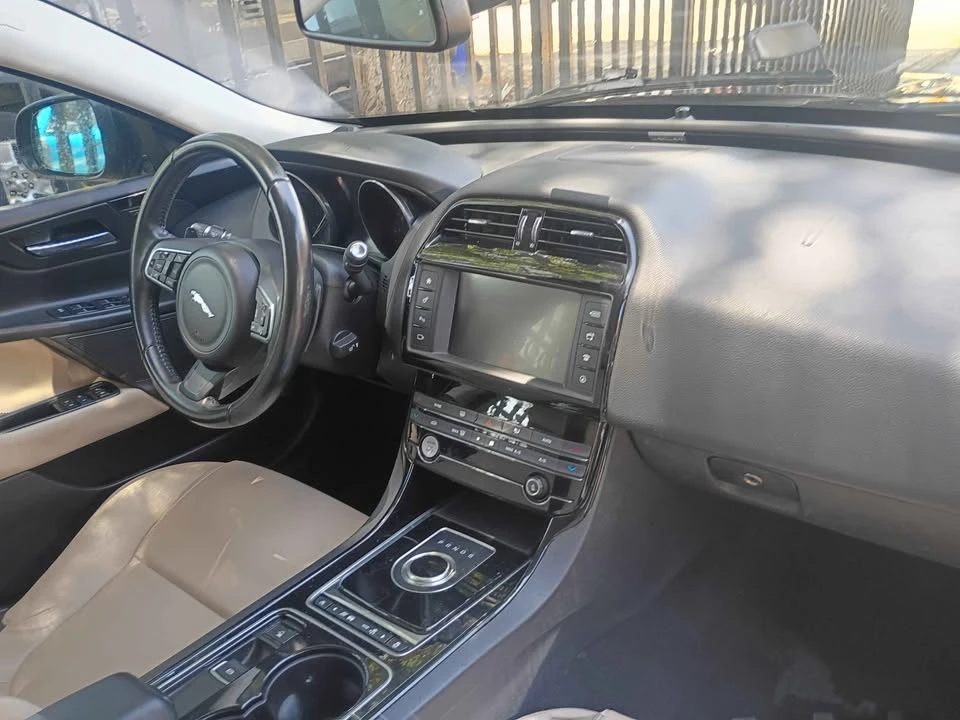 2017 Jaguar XE - Image 7 of 19