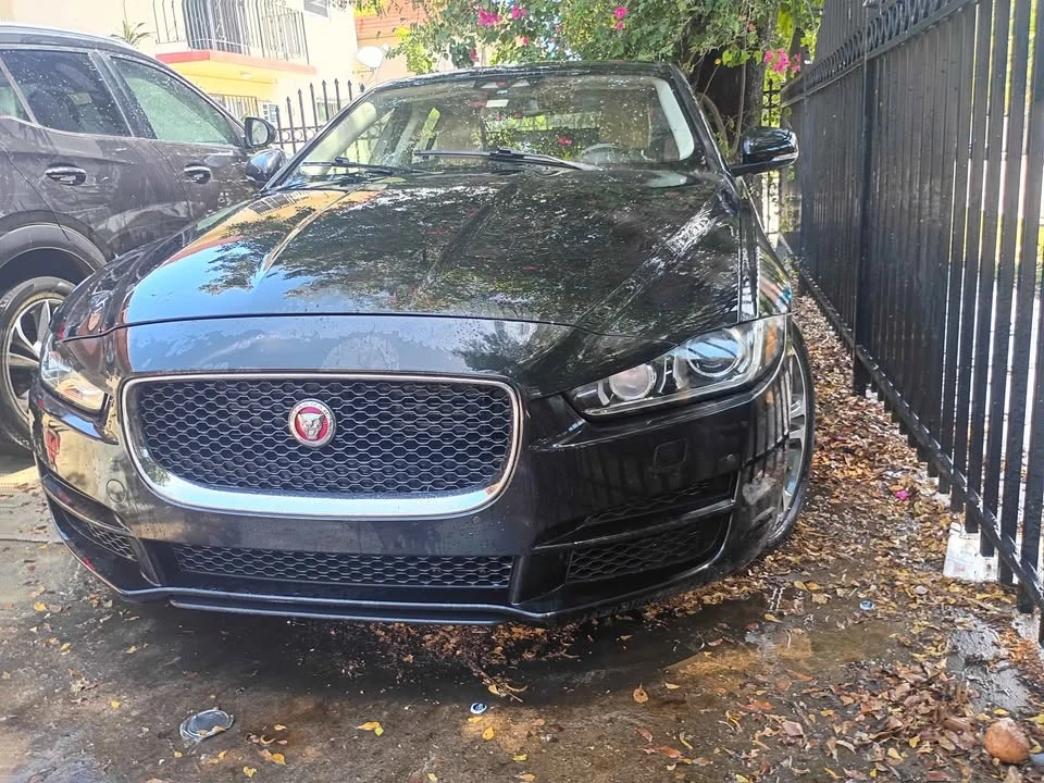 2017 Jaguar XE - Image 5 of 19