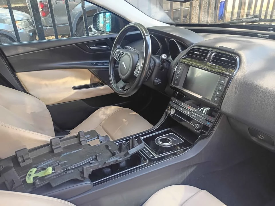 2017 Jaguar XE - Image 10 of 19
